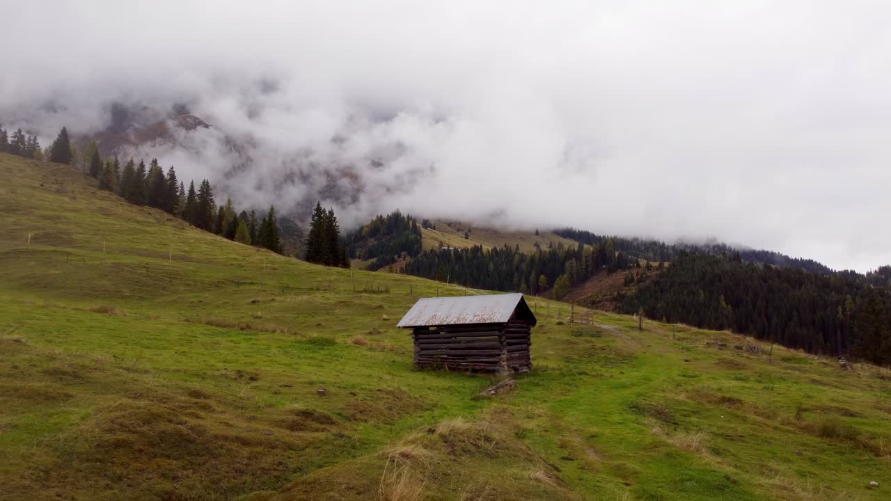 pequeña cabaña de madera en las montañas de austria, retiro aéreo revelan el paisaje, hochkonig