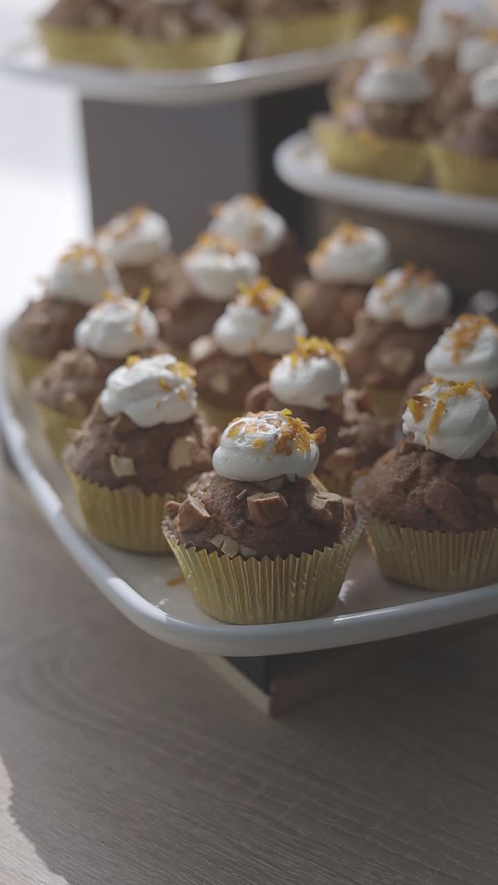 Deliziosi cupcake disposti su un vassoio di servizio, perfetti per un'occasione speciale o una golosità.