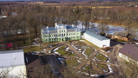imágenes aéreas de la escuela primaria de kozmuiza manor