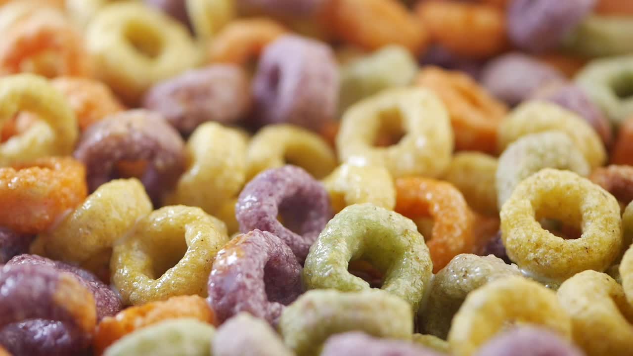 다채로운 반지 곡물과 우유