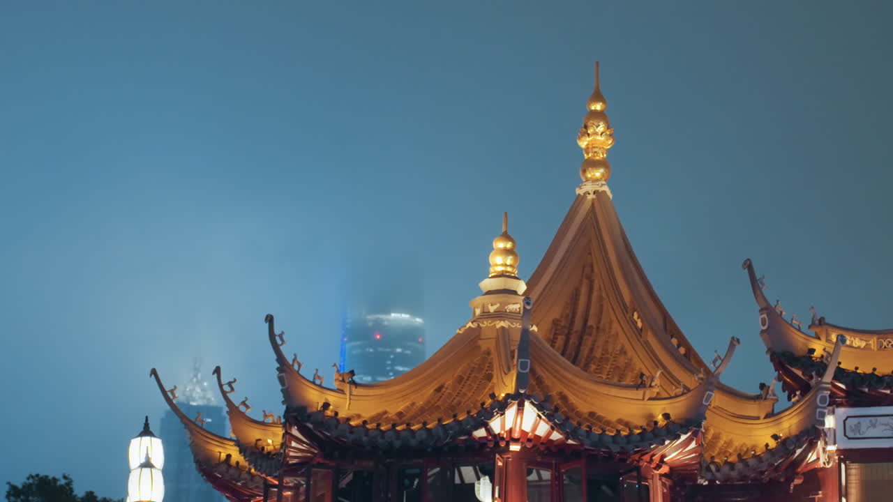 Guld pagodetag under tåget skyline med udsmykkede spir og glødende prydspir, rolig skumringsstemning der antyder et aftenritual, lydløs tagryg silhuet mod dæmpede bylys, filmisk dis.