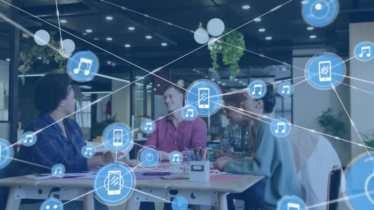 animación de una red de iconos digitales sobre un equipo de diversos colegas discutiendo juntos en la oficina