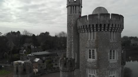 Una-Toma-Aérea-De-Un-Castillo-En-Irlanda