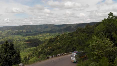 coche pasando por caminos de montaña con curvas de meghalaya, india