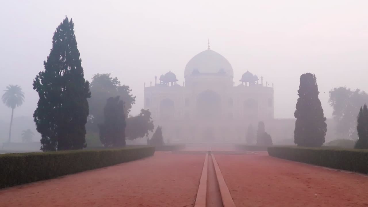 Makam Humayun di pagi berkabut dari perspektif unik, diambil di Delhi, India.