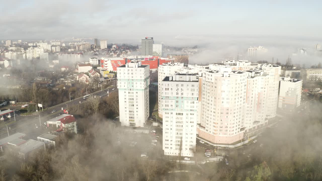 ciudad en niebla emergencia climática