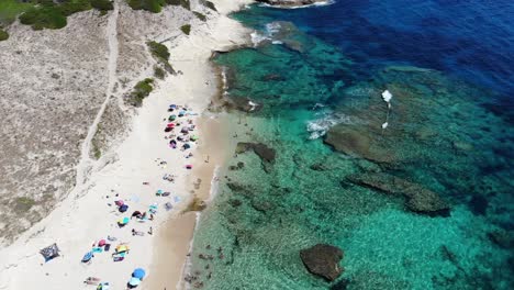 Drohne-Fliegt-Langsam-über-Den-Kleinen-Strand-Von-Saint-Antoine-Auf-Korsika