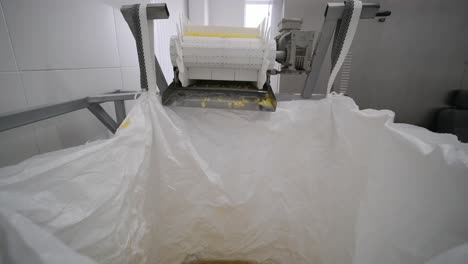 la línea de producción de la fábrica mueve bocadillos de patata. línea de fabricación de la fábrica de pasta, producción de pasta, la pasta se deja caer en una bolsa