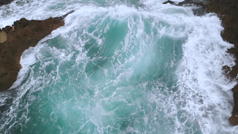 Olas-A-Cámara-Lenta-Chocando-Contra-Las-Rocas-En-El-Océano