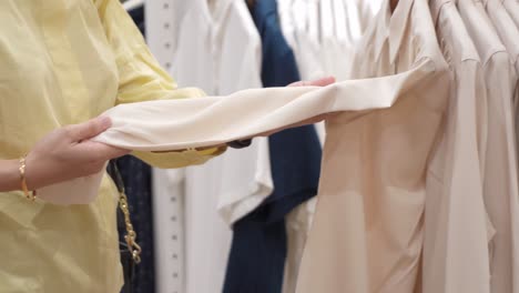 mujer probando ropa en una tienda de ropa