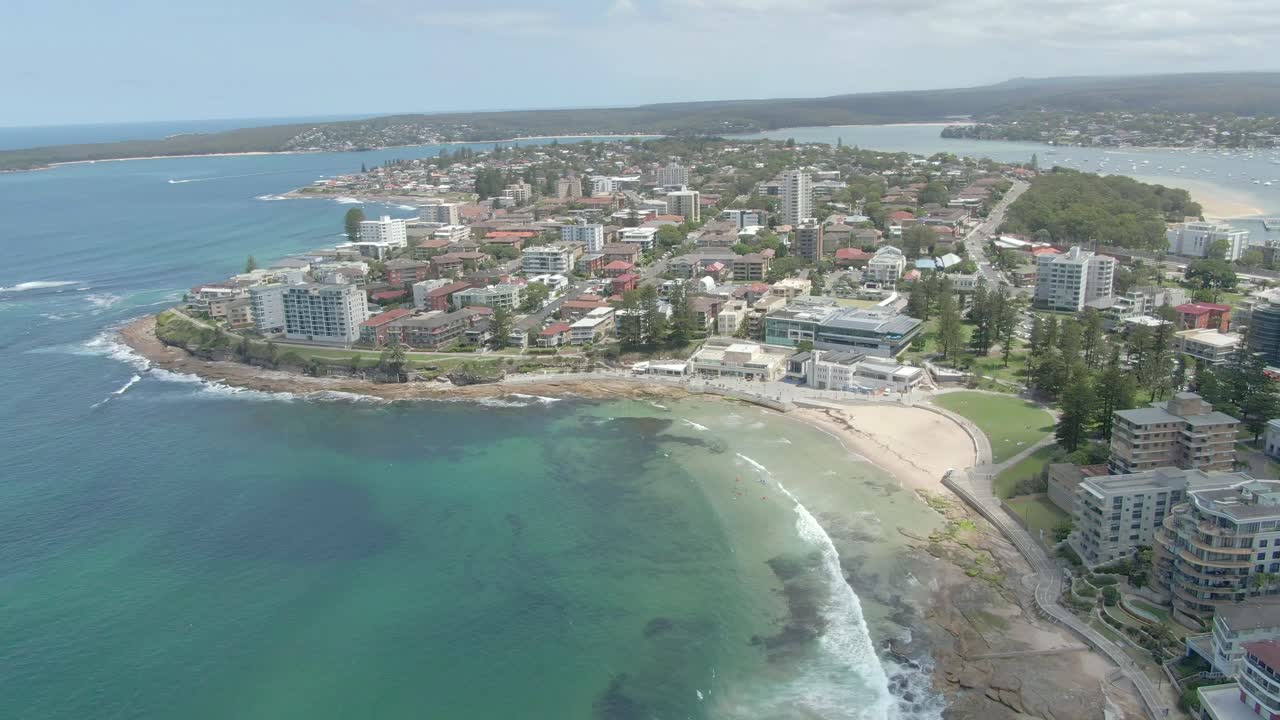 호주 시드니에 있는 크로눌라 해변의 공중 회전 드론 보기