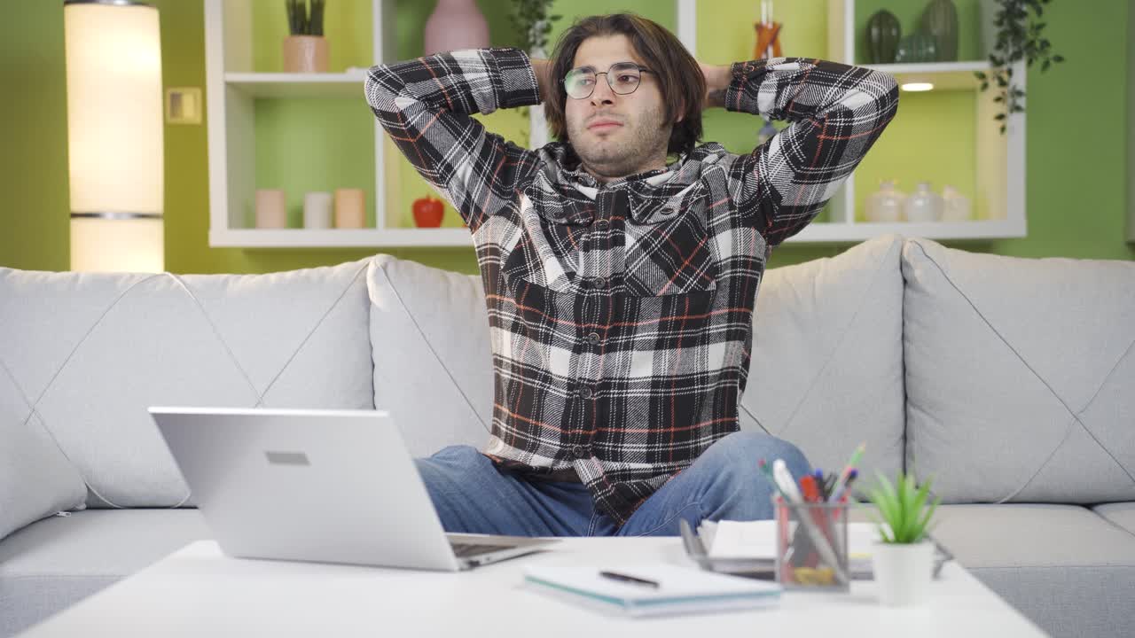 불쾌하고 불쾌한  ⁇ 새가 나는 사람.