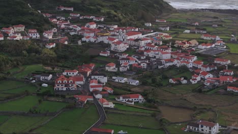 Toma-Aérea-De-Teleobjetivo-De-Una-Pequeña-Ciudad-En-La-Isla-De-Flores-Azores-Al-Atardecer