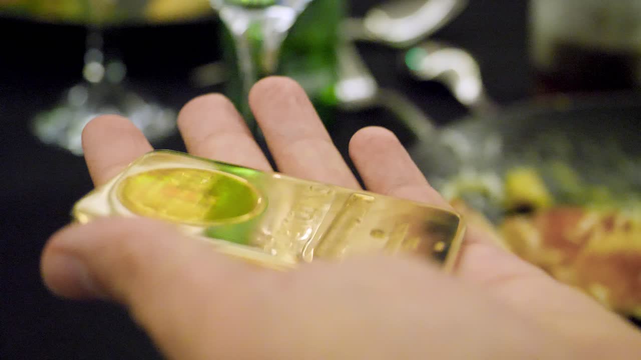 손 에 들고 있는 금판