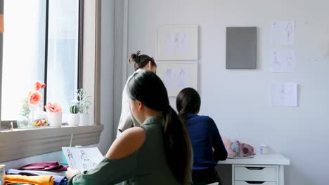 diseñadores de moda trabajando juntos en el estudio de diseño 4k