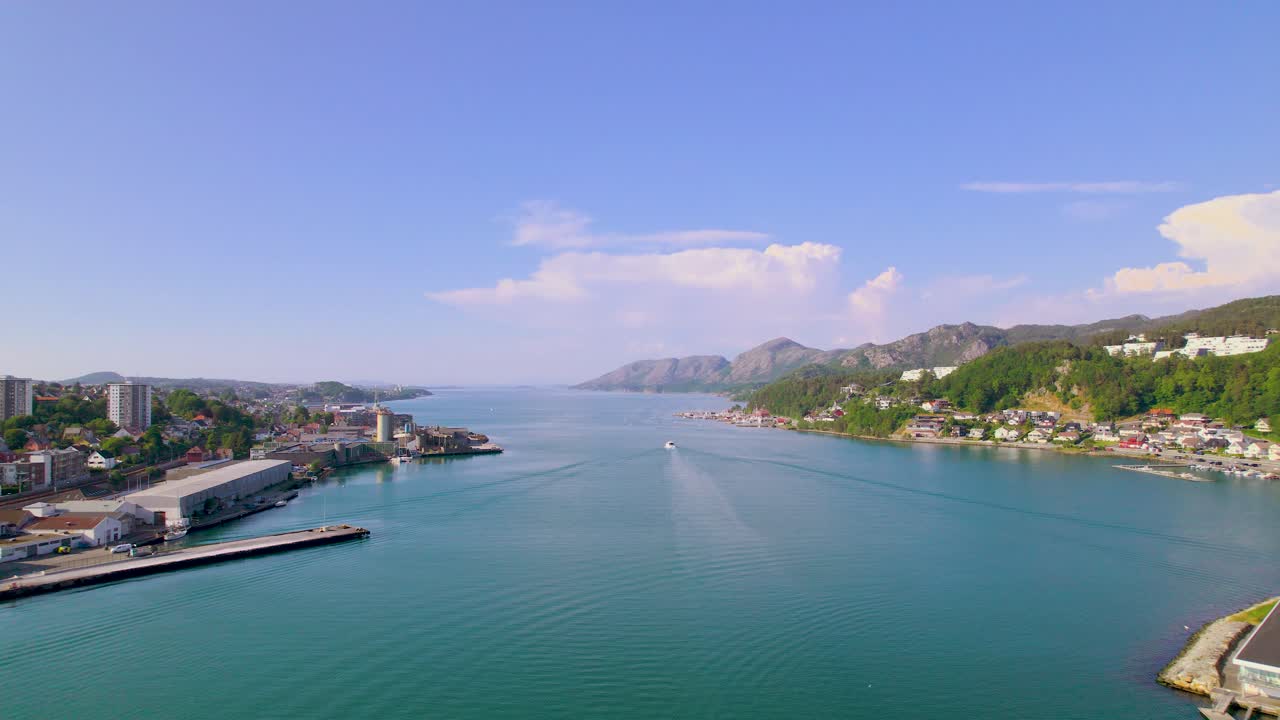 산과 건물과 스타반거를 배경으로 한 간스피오르드의 드론 영상