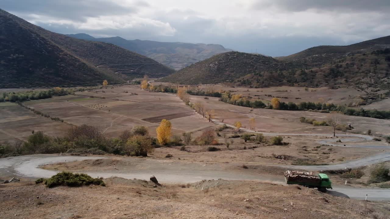 Passo di montagna nella parte meridionale dell'Albania in autunno.