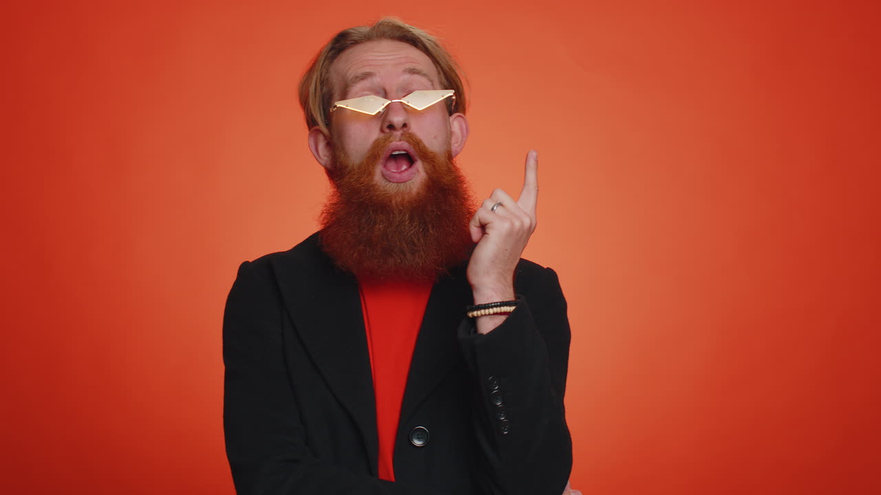 hombre adulto inspirado señalando con el dedo hacia arriba, mostrando el gesto eureka, solución, idea, inspiración, respuesta