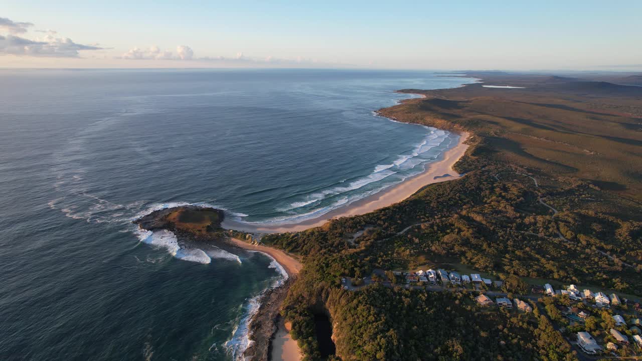 Angourie Back Beach vicino allo spot per il surf di Angourie Point e spiaggia all'alba a Yamba, NSW, Australia.