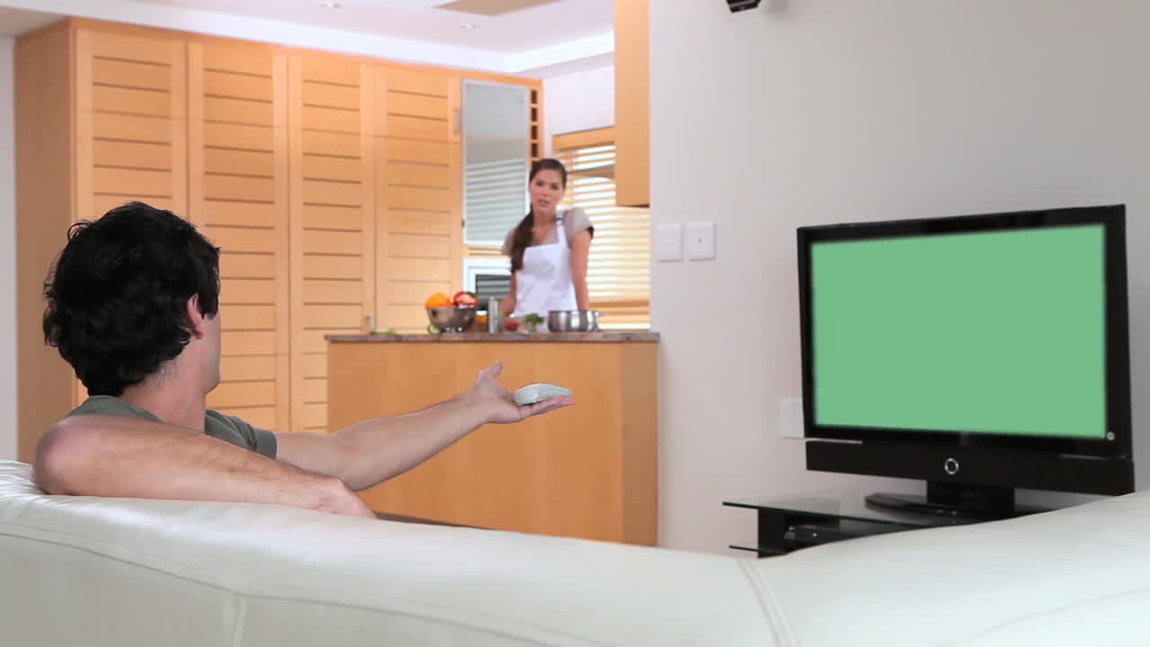 부부가 말다을 하고 있다