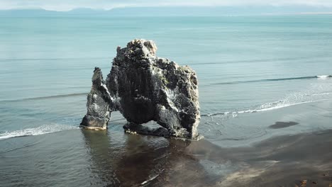 imágenes aéreas épicas de roca negra en la playa en islandia