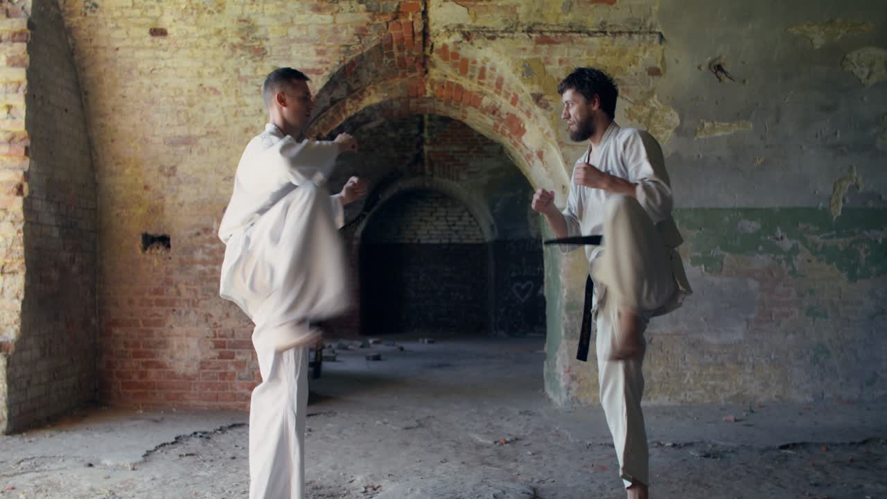 Allenamento di karate in un vecchio edificio