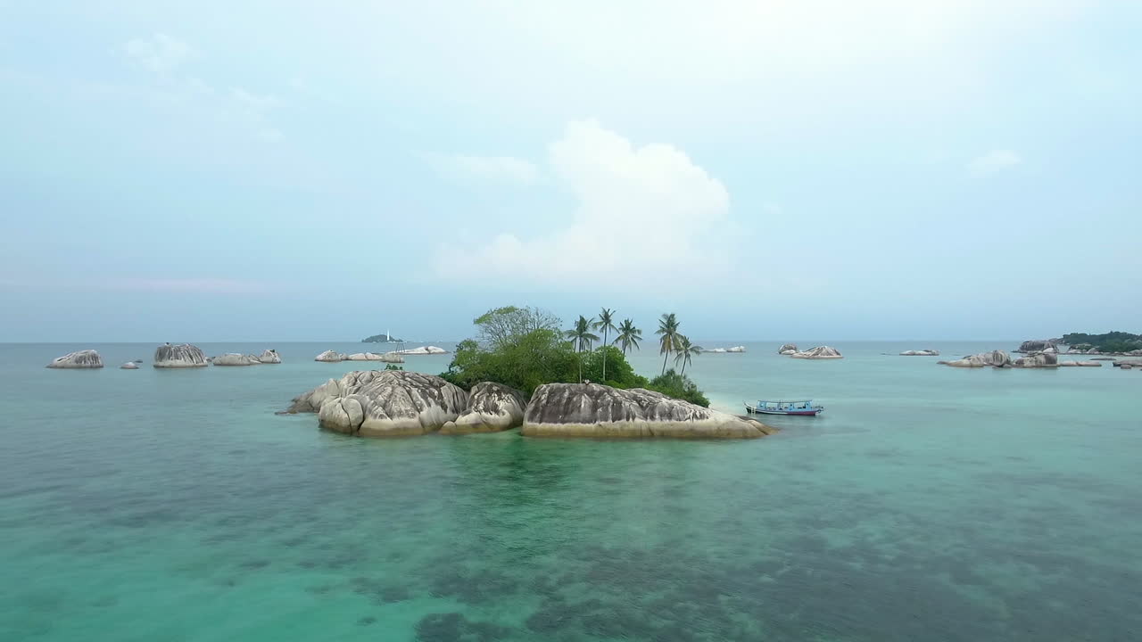 trozos de roca con marea baja