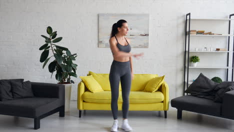 mujer haciendo una rutina de entrenamiento en casa