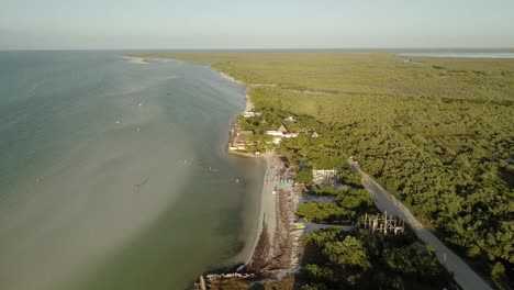 aéreo - las hermosas playas de la isla holbox en yucatán, méxico, reversa