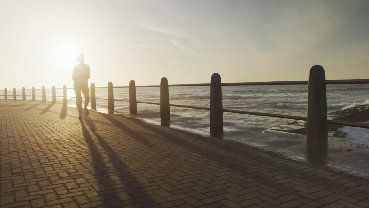 Femme senior courant sur une promenade