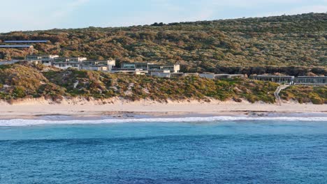 El-Resplandor-Dorado-Del-Atardecer-Brilla-Contra-La-Playa-De-Smiths-En-Australia-Occidental