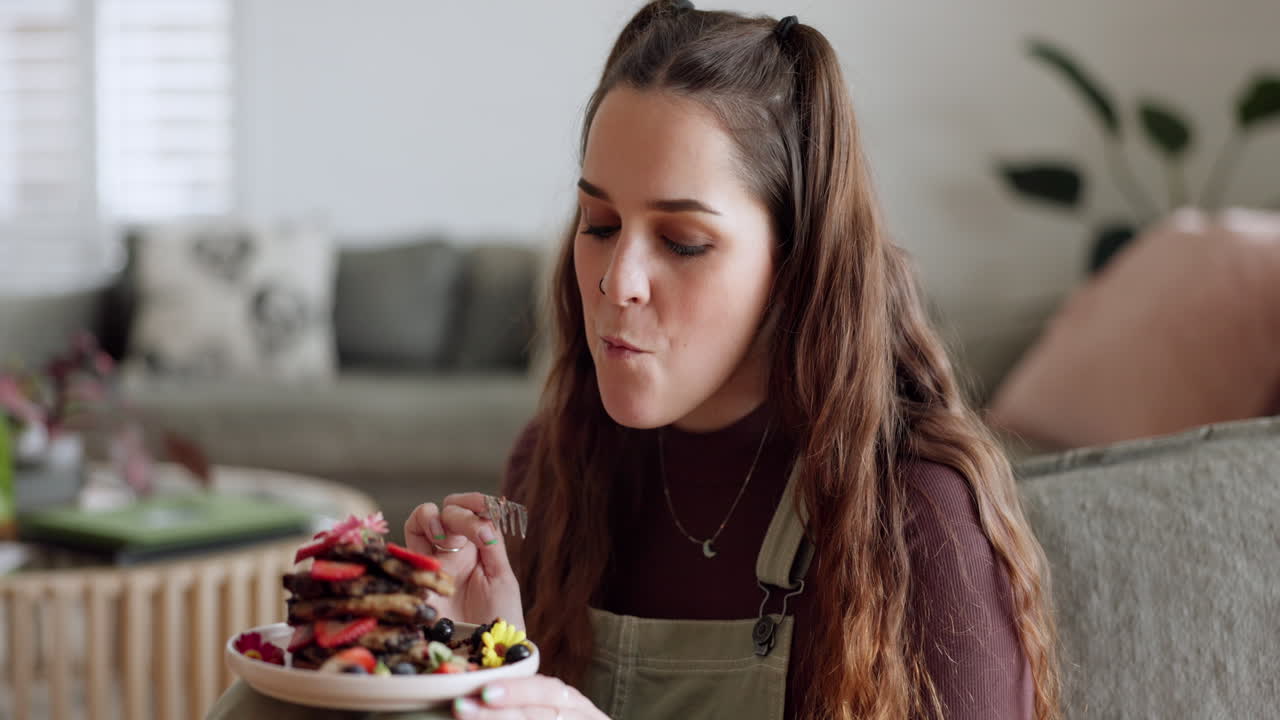 comiendo desayuno, panqueques