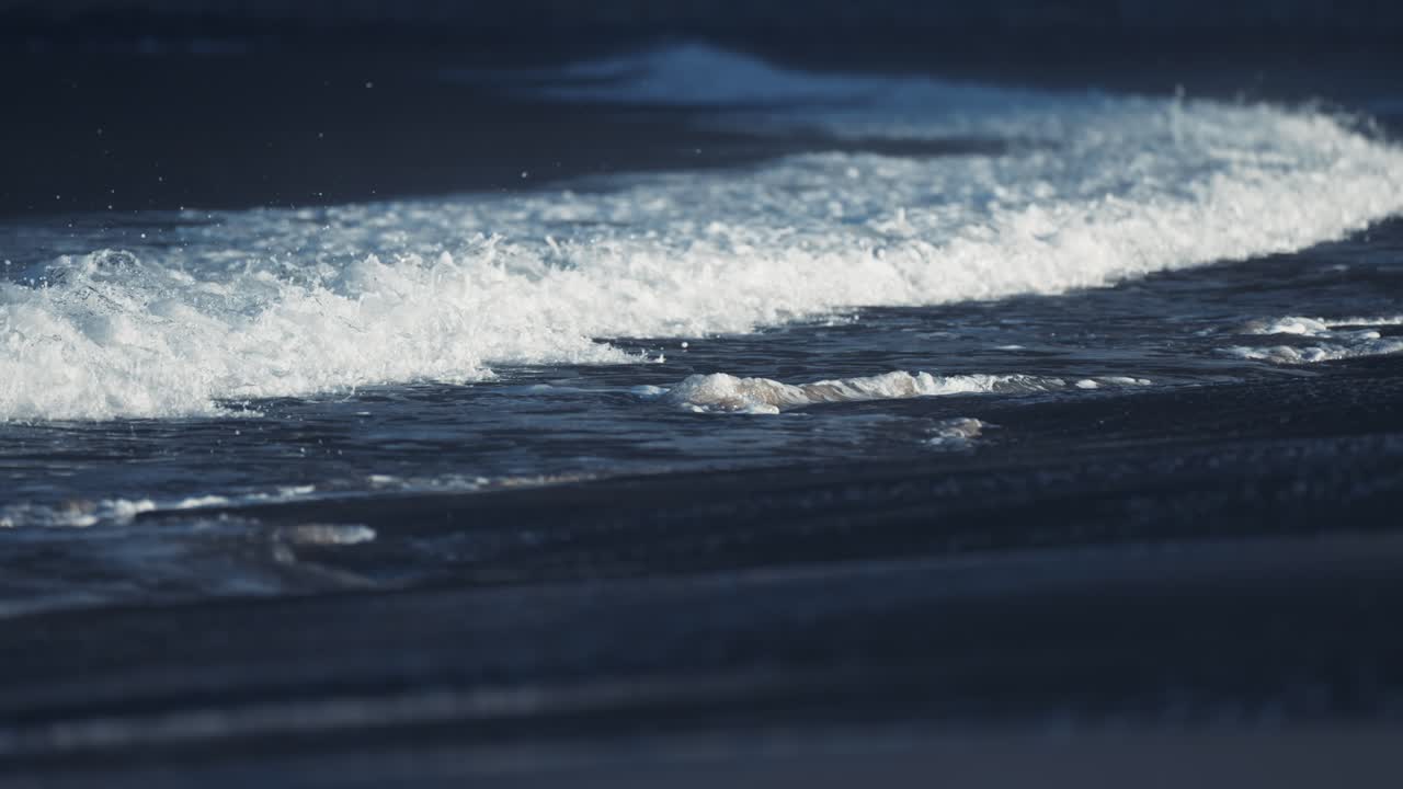 강력한 파도가 에르피요르드의 모래사장을 에워싸다