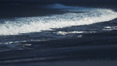 poderosas olas rompen alrededor de la playa de arena en ersfjord