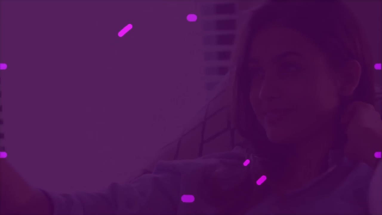 animación de la exploración del alcance sobre la mujer usando un teléfono inteligente