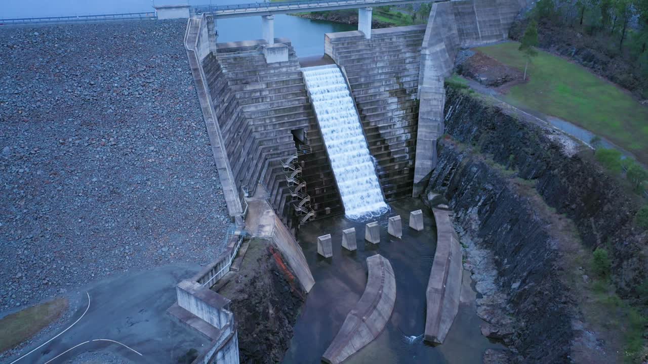 힌즈 댐에서 뉴스 가치가 있는 사건, 110% 용량에 도달한 후 드문 범람, 퀸즐랜드 호주