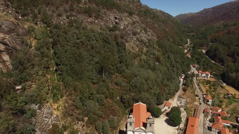 Panoramablick-Auf-Das-Dorf-Und-Heiligtum-Senhora-Da-Peneda,-Portugal-4k