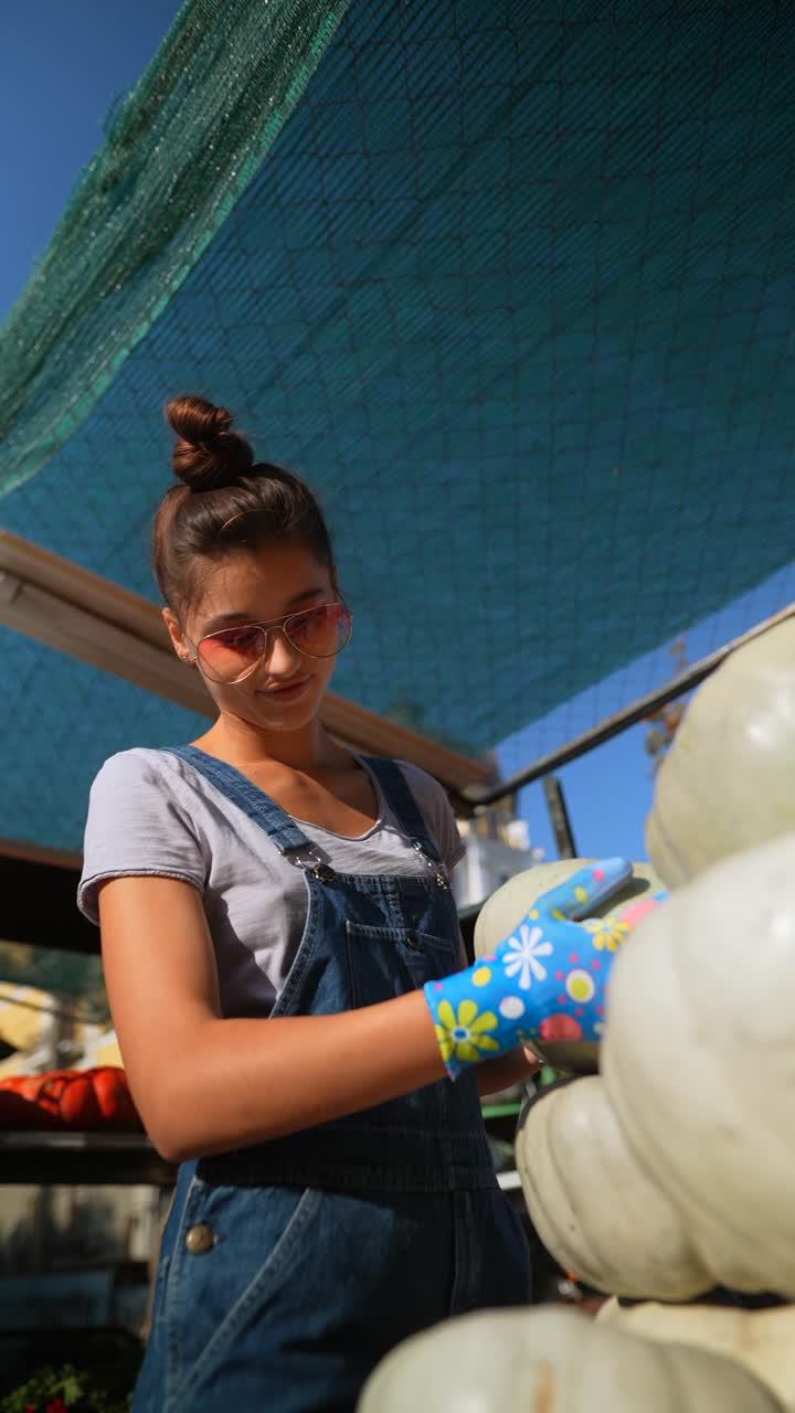 mujer en un campo de calabazas