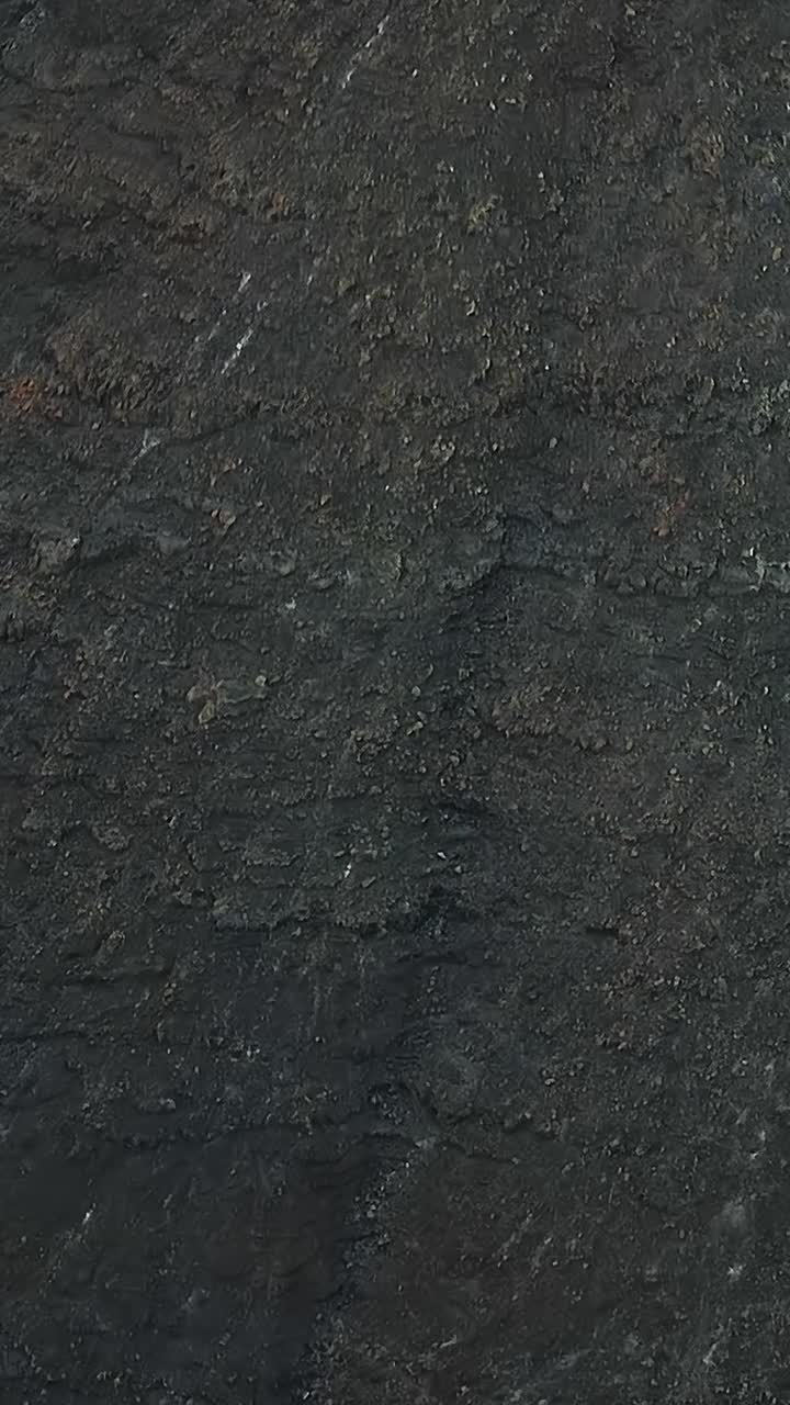 Ampia vista su pianure e creste vulcaniche aride.