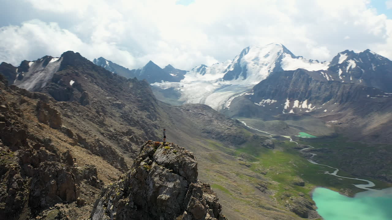 человек смотрит на озеро ала-коль на большом горном перевале в кыргызстане, достижение, орбитальный беспилотник на вершине