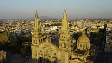 drone vuela entre agujas de la catedral de guadalajara en méxico
