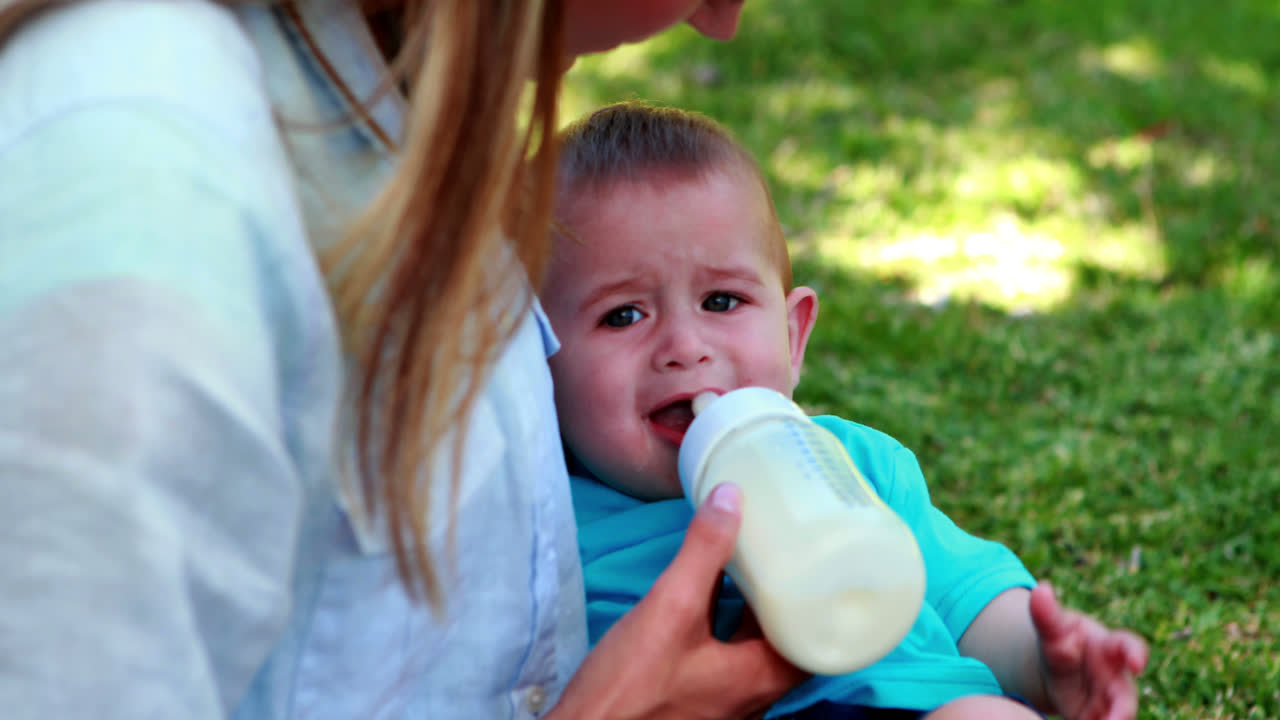 Madre che dà il biberon al suo adorabile figlio neonato.