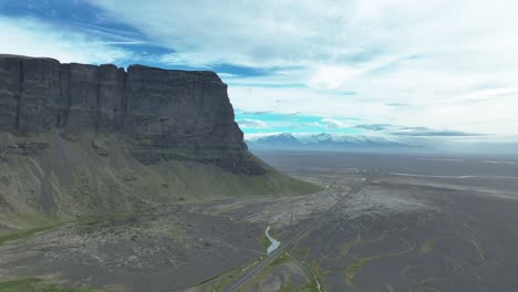 Sur-De-Islandia---Una-Vista-Panorámica-De-Lomagnupur-Y-La-Carretera-De-Circunvalación-Con-El-Glaciar-Vatnajokull-Al-Fondo---Toma-Amplia