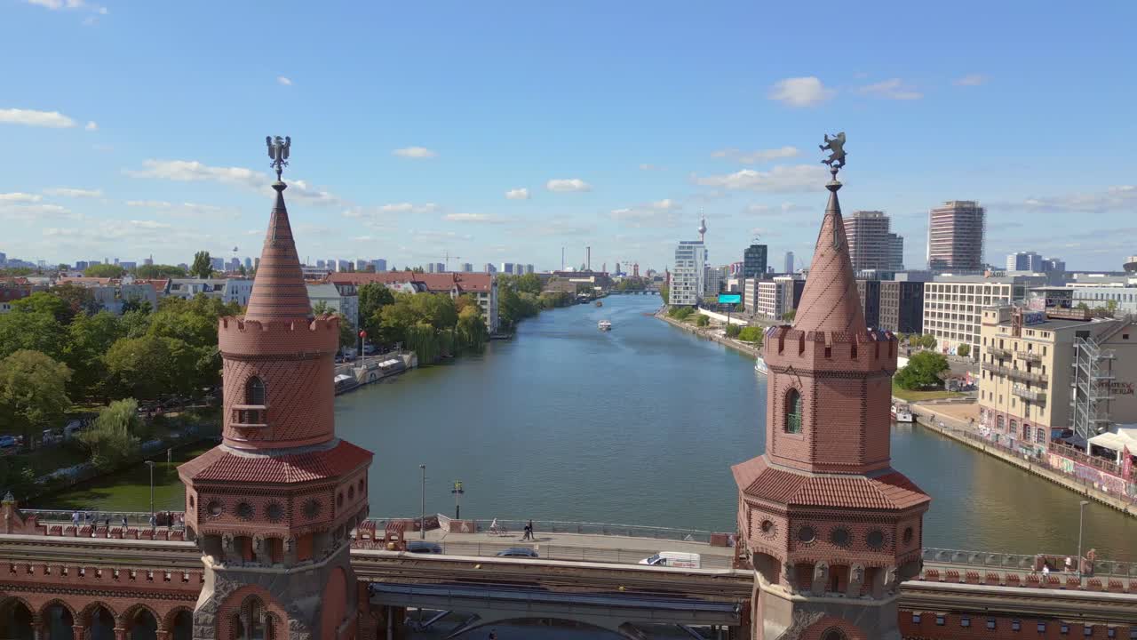 여름 날 동서 베를린 국경 강 다리 독일