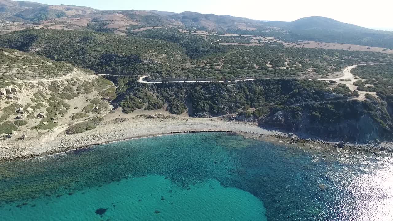 антенна отъезжает назад и въезжает на беговую дорожку на побережье акамас на кипре пафос