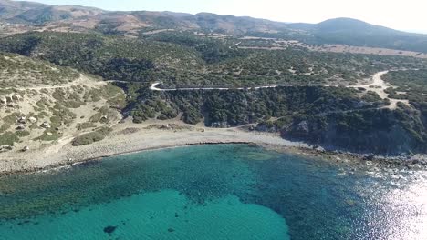 tire hacia atrás de la antena y empújela en una ruta de carrera en la costa de akamas en chipre paphos