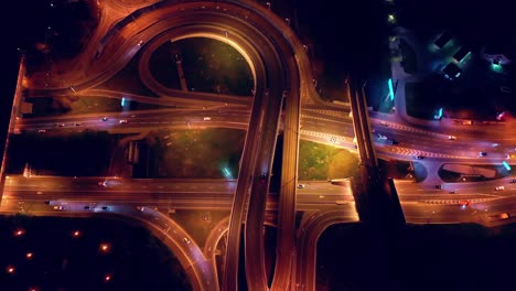 Vista-Aérea-Nocturna-De-Una-Intersección-De-Autopistas-Con-Senderos-De-Tráfico-En-Moscú-Nocturna