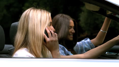 Woman-on-the-phone-while-driving