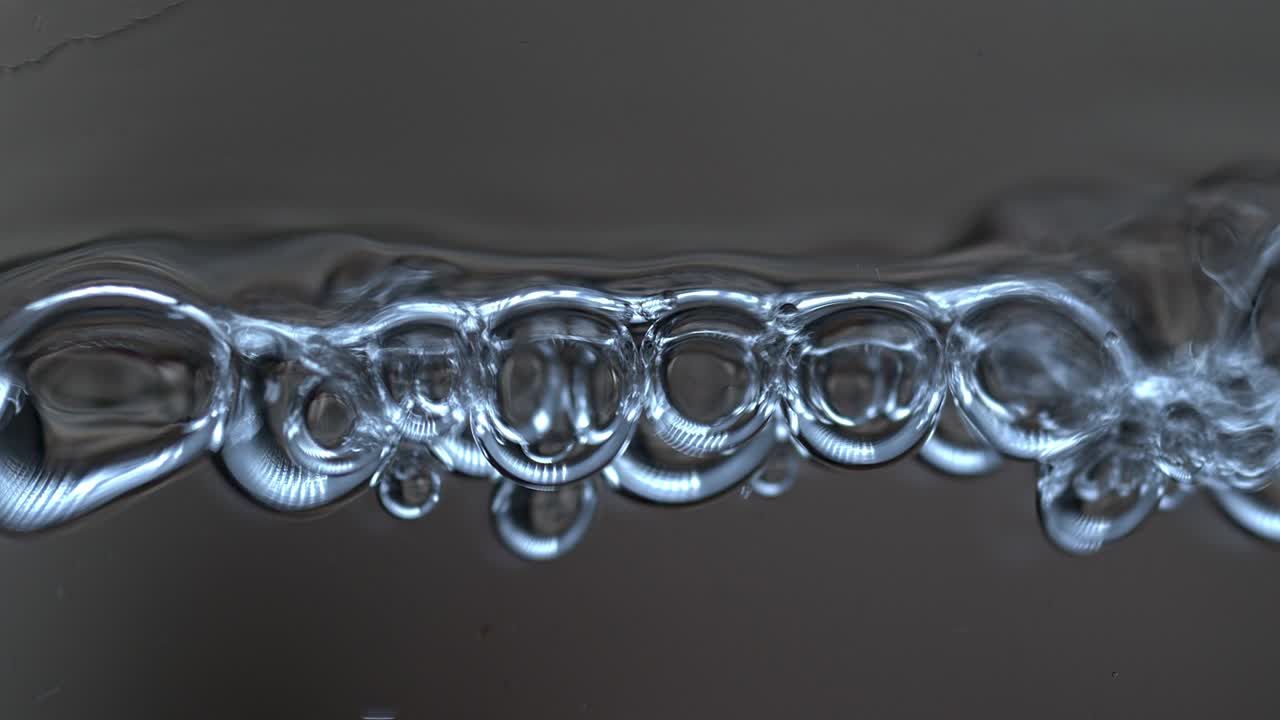 추상적인 다채로운 음식 기름 방울 거품과 구가 흐르고