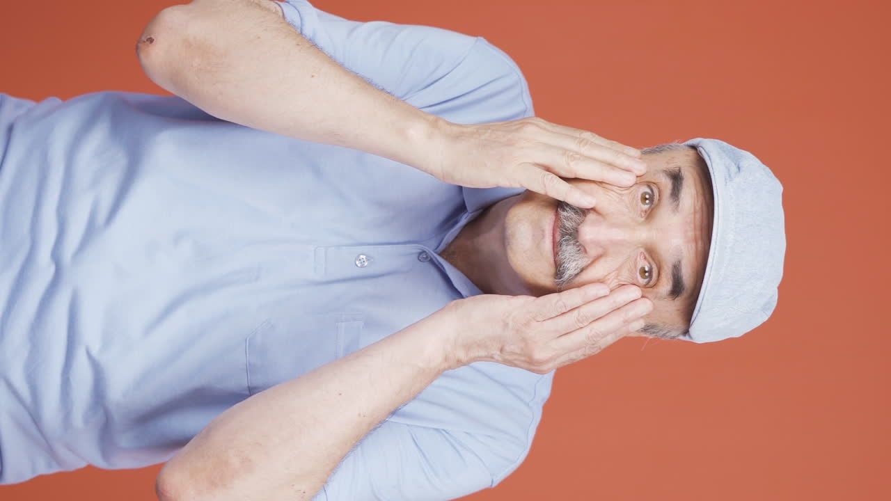 주름과 피부에 문제가 있는  ⁇ 은이의 수직 비디오는 불행합니다.